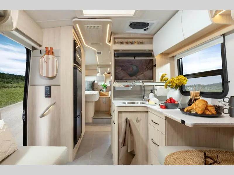 2027 Leisure Travel Wonder 24RTB