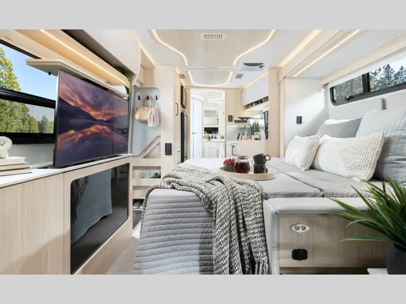 2027 Leisure Travel Unity U24MBL