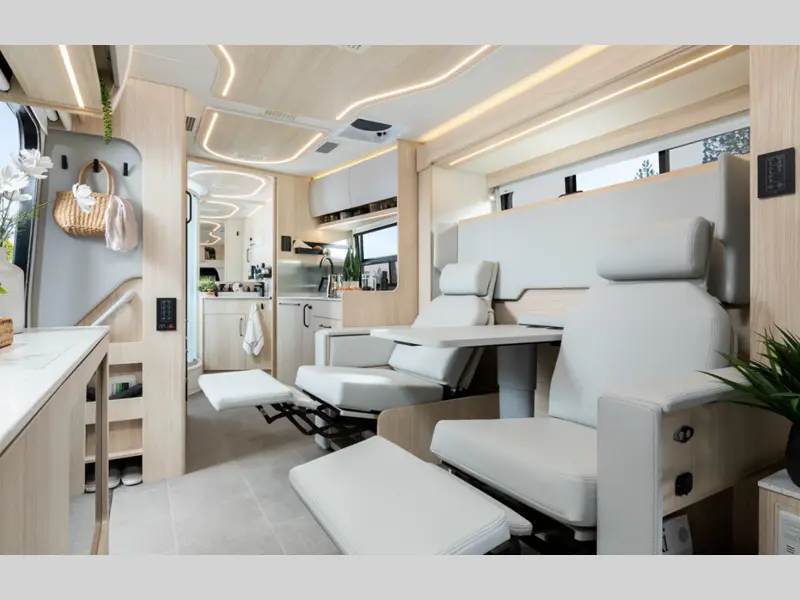 2027 Leisure Travel Unity U24MBL