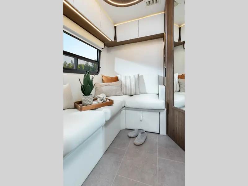 2027 Leisure Travel Unity U24FX