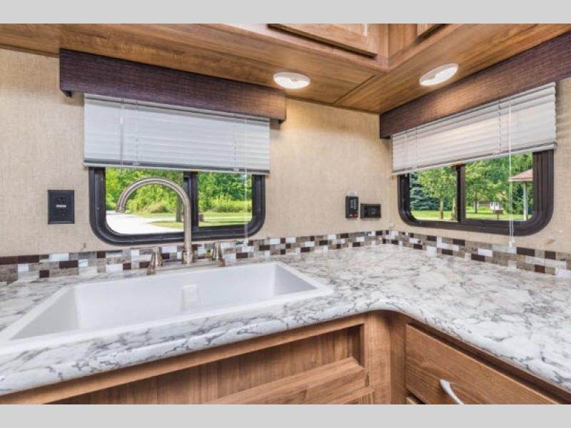 2018 GULFSTREAM FRIENDSHIP 295 SBW