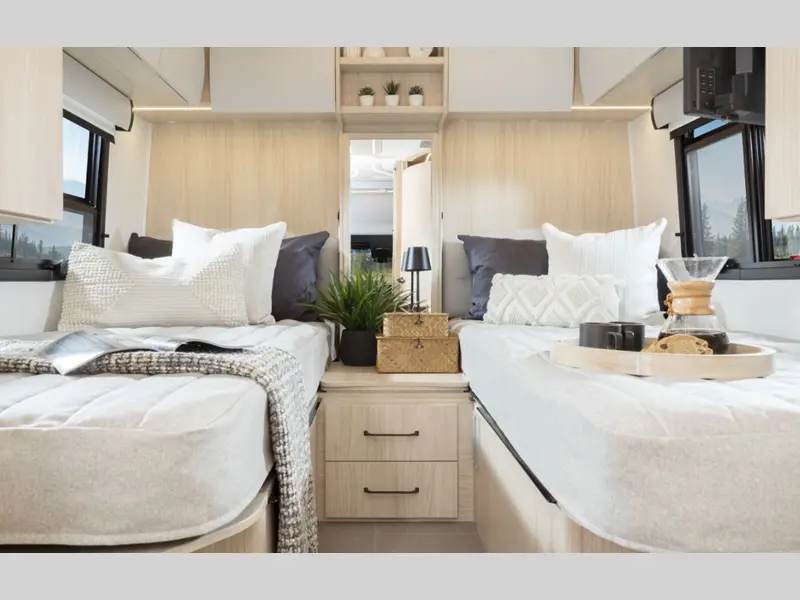 2027 Leisure Travel Unity U24TB