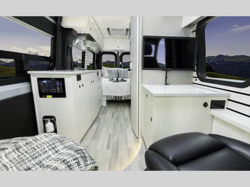 2027 Pleasure-Way Plateau FL