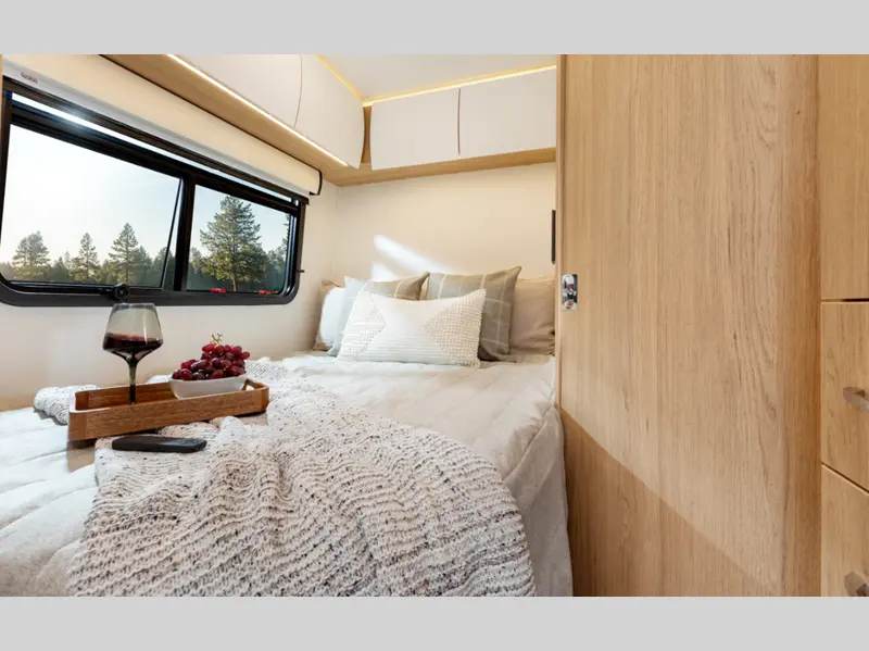 2027 Leisure Travel Unity U24CB