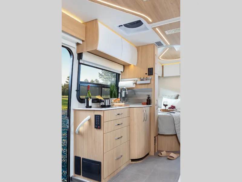 2027 Leisure Travel Unity U24CB