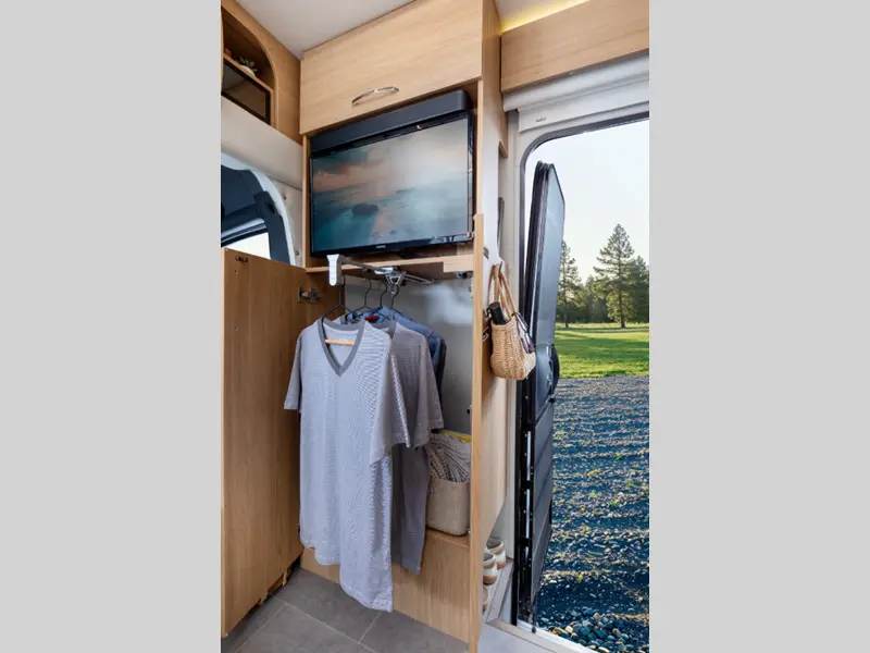 2027 Leisure Travel Unity U24CB